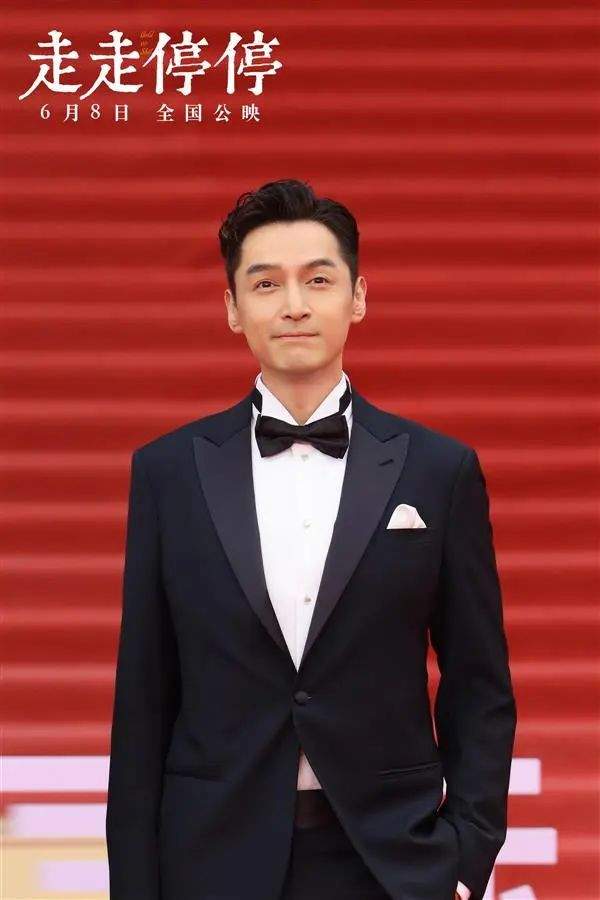 上戏男演员与高科技产品的魅力交融，领略科技，体验未来生活